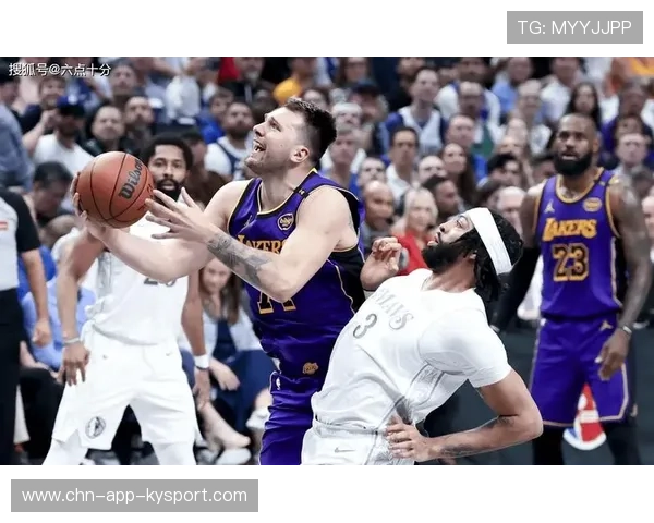 达拉斯独行侠对阵金州勇士:克里斯蒂罚球线急停,回放看三遍才懂 达拉斯独行侠对阵金州勇士:克里斯蒂罚球线急停,回放看三遍才懂